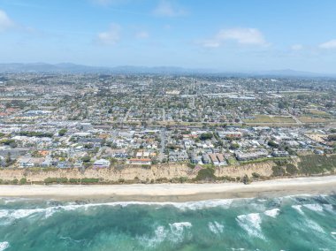 San Diego, Güney Kaliforniya, ABD 'de mavi okyanuslu zengin Encinitas kasabasının hava manzarası. 