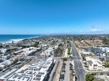 San Diego, Güney Kaliforniya, ABD 'de mavi okyanuslu zengin Encinitas kasabasının hava manzarası. 