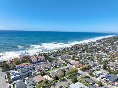 San Diego, Güney Kaliforniya, ABD 'de mavi okyanuslu zengin Encinitas kasabasının hava manzarası. 
