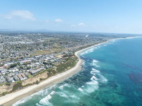 San Diego, Güney Kaliforniya, ABD 'de mavi okyanuslu zengin Encinitas kasabasının hava manzarası. 
