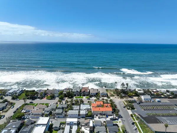 San Diego, Güney Kaliforniya, ABD 'de mavi okyanuslu zengin Encinitas kasabasının hava manzarası. 