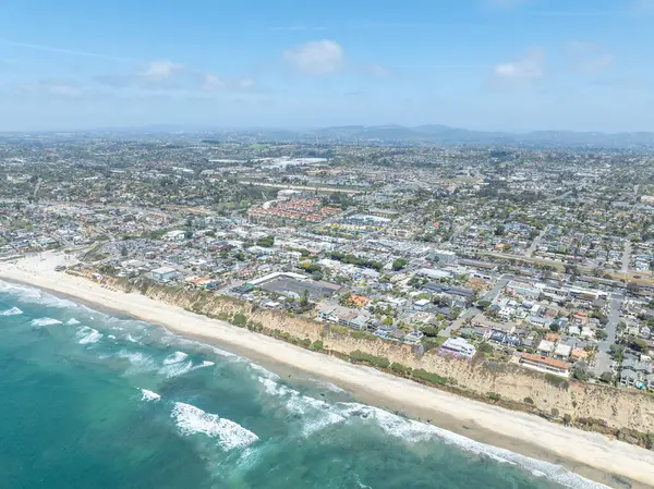 San Diego, Güney Kaliforniya, ABD 'de mavi okyanuslu zengin Encinitas kasabasının hava manzarası. 
