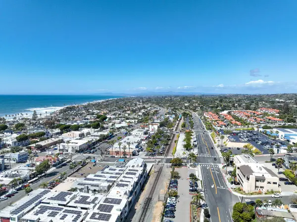 San Diego, Güney Kaliforniya, ABD 'de mavi okyanuslu zengin Encinitas kasabasının hava manzarası. 