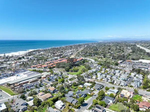 San Diego, Güney Kaliforniya 'daki zengin Encinitas kasabasının hava manzarası, ABD. 