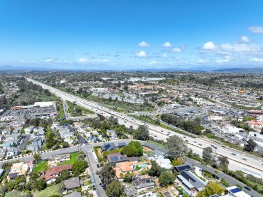 San Diego, Güney Kaliforniya 'daki zengin Encinitas kasabasının hava manzarası, ABD. 