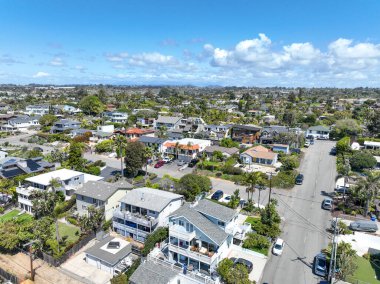 San Diego, Güney Kaliforniya 'daki zengin Encinitas kasabasının hava manzarası, ABD. 