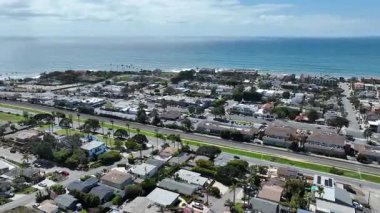 San Diego, Güney Kaliforniya, ABD 'de mavi okyanuslu zengin Encinitas kasabasının hava manzarası. 