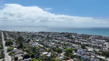 San Diego, Güney Kaliforniya, ABD 'de mavi okyanuslu zengin Encinitas kasabasının hava manzarası. 