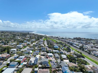 San Diego, Güney Kaliforniya, ABD 'de mavi okyanuslu zengin Encinitas kasabasının hava manzarası. 