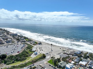 San Diego, Güney Kaliforniya, ABD 'de mavi okyanuslu zengin Encinitas kasabasının hava manzarası. 