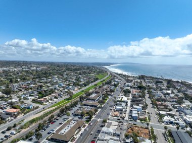 San Diego, Güney Kaliforniya, ABD 'de mavi okyanuslu zengin Encinitas kasabasının hava manzarası. 