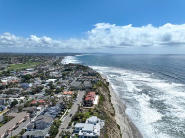 San Diego, Güney Kaliforniya, ABD 'de mavi okyanuslu zengin Encinitas kasabasının hava manzarası. 