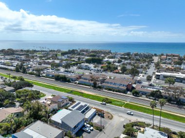 San Diego, Güney Kaliforniya, ABD 'de mavi okyanuslu zengin Encinitas kasabasının hava manzarası. 