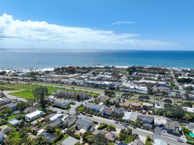 San Diego, Güney Kaliforniya, ABD 'de mavi okyanuslu zengin Encinitas kasabasının hava manzarası. 