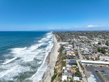 San Diego, Güney Kaliforniya, ABD 'de mavi okyanuslu zengin Encinitas kasabasının hava manzarası. 