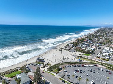San Diego, Güney Kaliforniya, ABD 'de mavi okyanuslu zengin Encinitas kasabasının hava manzarası. 