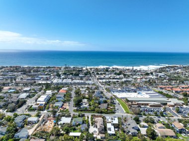 San Diego, Güney Kaliforniya, ABD 'de mavi okyanuslu zengin Encinitas kasabasının hava manzarası. 