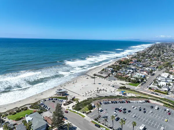 San Diego, Güney Kaliforniya, ABD 'de mavi okyanuslu zengin Encinitas kasabasının hava manzarası. 