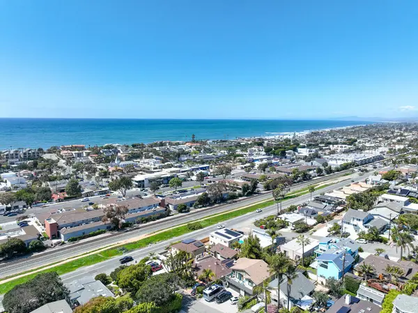 San Diego, Güney Kaliforniya, ABD 'de mavi okyanuslu zengin Encinitas kasabasının hava manzarası. 