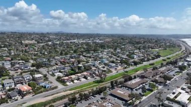 San Diego, Güney Kaliforniya, ABD 'de mavi okyanuslu zengin Encinitas kasabasının hava manzarası. 