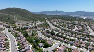 Güneşli bir günde San Marcos mahallesinin evleri ve caddeleri, Güney Kaliforniya, ABD.