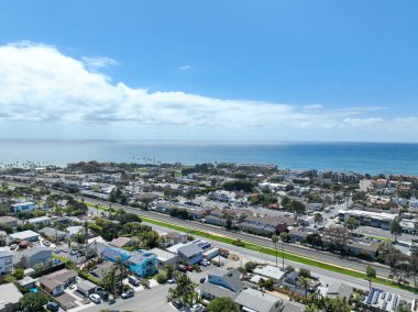 San Diego, Güney Kaliforniya, ABD 'de mavi okyanuslu zengin Encinitas kasabasının hava manzarası. 
