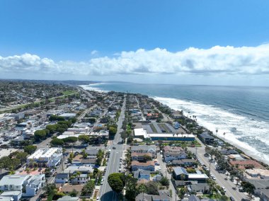 San Diego, Güney Kaliforniya, ABD 'de mavi okyanuslu zengin Encinitas kasabasının hava manzarası. 