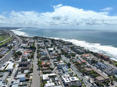 San Diego, Güney Kaliforniya, ABD 'de mavi okyanuslu zengin Encinitas kasabasının hava manzarası. 