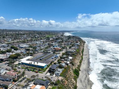 San Diego, Güney Kaliforniya, ABD 'de mavi okyanuslu zengin Encinitas kasabasının hava manzarası. 