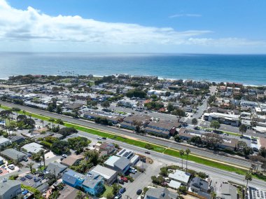 San Diego, Güney Kaliforniya, ABD 'de mavi okyanuslu zengin Encinitas kasabasının hava manzarası. 