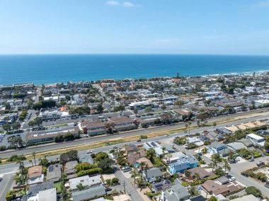 San Diego, Güney Kaliforniya, ABD 'de mavi okyanuslu zengin Encinitas kasabasının hava manzarası. 