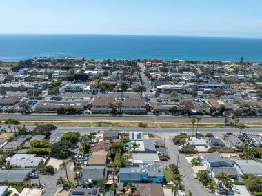 San Diego, Güney Kaliforniya, ABD 'de mavi okyanuslu zengin Encinitas kasabasının hava manzarası. 