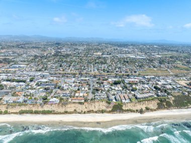 San Diego, Güney Kaliforniya, ABD 'de mavi okyanuslu zengin Encinitas kasabasının hava manzarası. 