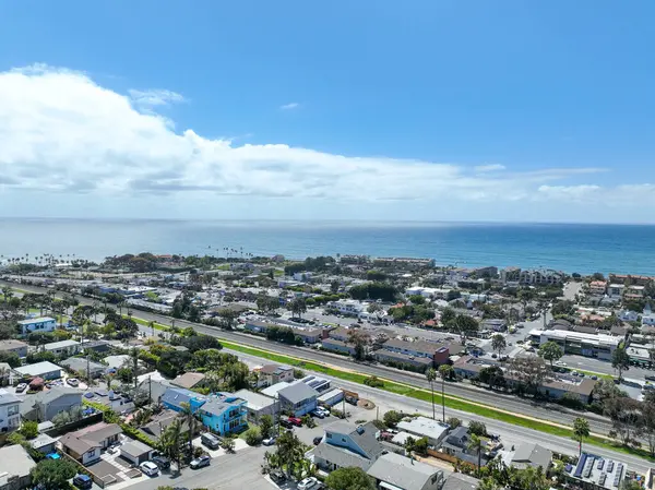 San Diego, Güney Kaliforniya, ABD 'de mavi okyanuslu zengin Encinitas kasabasının hava manzarası. 