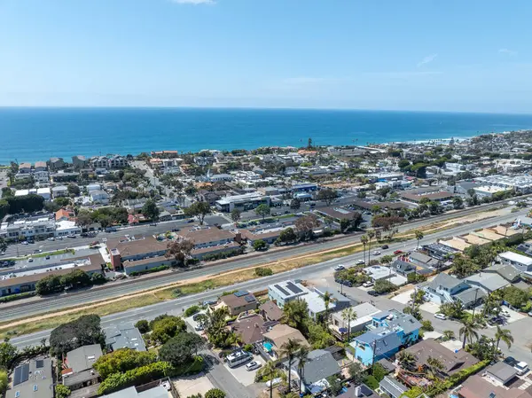 San Diego, Güney Kaliforniya, ABD 'de mavi okyanuslu zengin Encinitas kasabasının hava manzarası. 