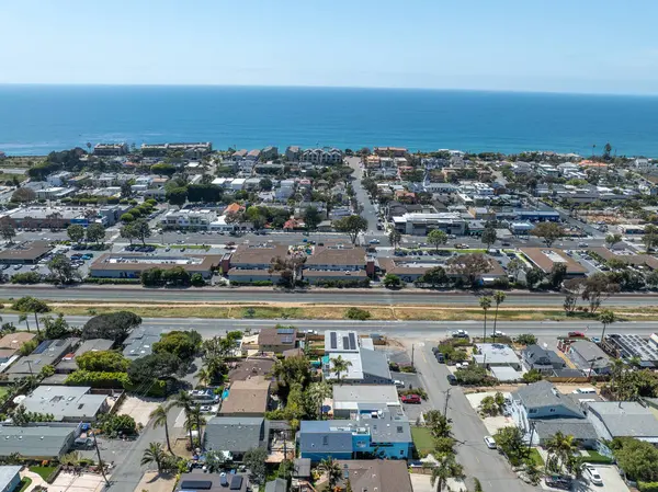 San Diego, Güney Kaliforniya, ABD 'de mavi okyanuslu zengin Encinitas kasabasının hava manzarası. 