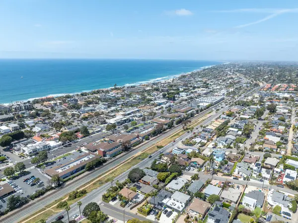 San Diego, Güney Kaliforniya, ABD 'de mavi okyanuslu zengin Encinitas kasabasının hava manzarası. 