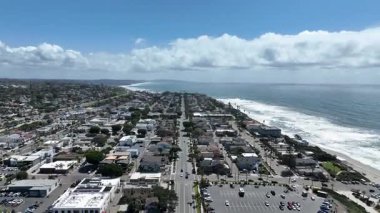 San Diego, Güney Kaliforniya, ABD 'de mavi okyanuslu zengin Encinitas kasabasının hava manzarası. 