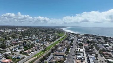 San Diego, Güney Kaliforniya, ABD 'de mavi okyanuslu zengin Encinitas kasabasının hava manzarası. 