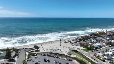 San Diego, Güney Kaliforniya, ABD 'de mavi okyanuslu zengin Encinitas kasabasının hava manzarası. 