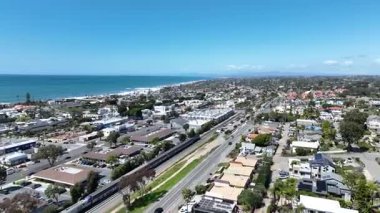 San Diego, Güney Kaliforniya, ABD 'de mavi okyanuslu zengin Encinitas kasabasının hava manzarası. 