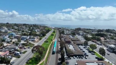 San Diego, Güney Kaliforniya, ABD 'de mavi okyanuslu zengin Encinitas kasabasının hava manzarası. 