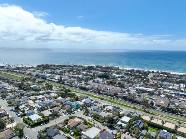 San Diego, Güney Kaliforniya, ABD 'de mavi okyanuslu zengin Encinitas kasabasının hava manzarası. 