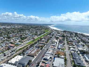 San Diego, Güney Kaliforniya, ABD 'de mavi okyanuslu zengin Encinitas kasabasının hava manzarası. 