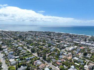 San Diego, Güney Kaliforniya, ABD 'de mavi okyanuslu zengin Encinitas kasabasının hava manzarası. 