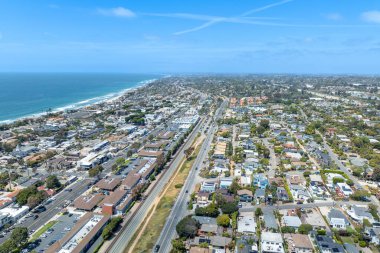 San Diego, Güney Kaliforniya, ABD 'de mavi okyanuslu zengin Encinitas kasabasının hava manzarası. 