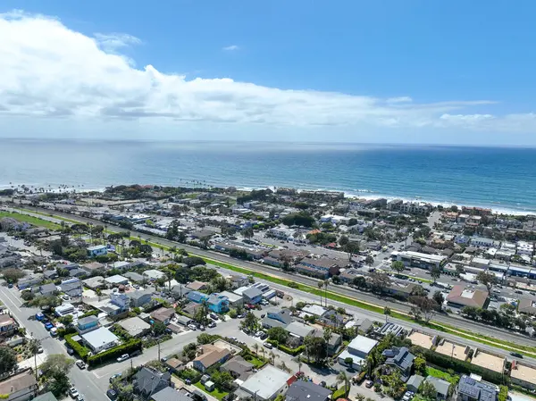 San Diego, Güney Kaliforniya, ABD 'de mavi okyanuslu zengin Encinitas kasabasının hava manzarası. 