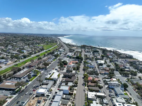 San Diego, Güney Kaliforniya, ABD 'de mavi okyanuslu zengin Encinitas kasabasının hava manzarası. 