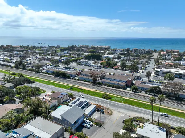 San Diego, Güney Kaliforniya, ABD 'de mavi okyanuslu zengin Encinitas kasabasının hava manzarası. 