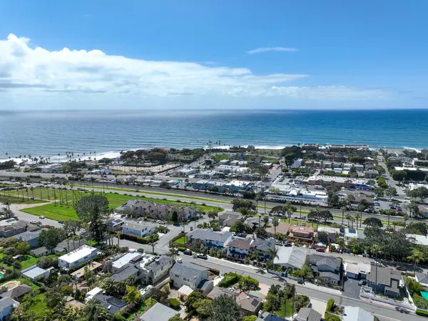 San Diego, Güney Kaliforniya, ABD 'de mavi okyanuslu zengin Encinitas kasabasının hava manzarası. 